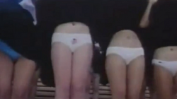 80年代映画のセーラー服女子高生達のモンローパンチラシーンの画像