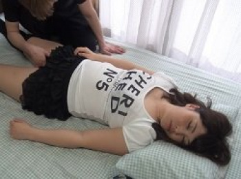 ムッチリ太ももニーソックス美味ボディ女子が睡眠痴漢されるHな一部始終の画像