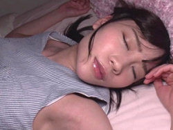 【富田優衣】学校から帰って寝ている美少女の酸っぱ臭い足をコッソリ嗅ぎまくります。の画像