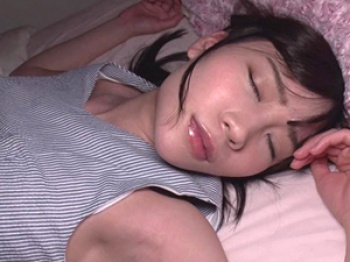 【富田優衣】学校から帰って寝ている美少女の酸っぱ臭い足をコッソリ嗅ぎまくります。の画像