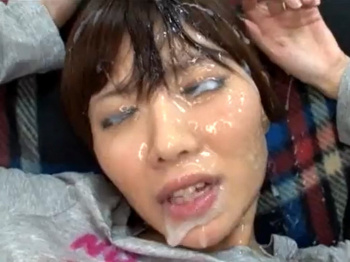 【今村美穂】AV女優宅でリラックスして電話しているカワイイ顔に大勢でぶっかけ。濃くて臭そうなザーメンを目も開かないくらいぶっかけられザーメンパック状態に。の画像