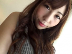 【本多由奈】お姉さんが服を脱いでエロ下着になりピンク色の乳首の美オッパイを露出。挑発的に見つめながら脚を大きく開いてパンツに手を突っ込んでのオナニー。の画像