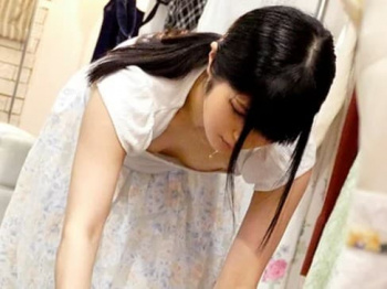 【神楽アイネ】ノーブラで接客する貧乳アパレル店員をバックヤードで襲い小さな乳首を責めまくる。乳首責めクンニで感じすぎて抵抗できずに指マン潮吹き。イラマ気味のフェラからマンコに挿入されると自ら乳首をコリコリしながら腰を振って絶頂。の画像