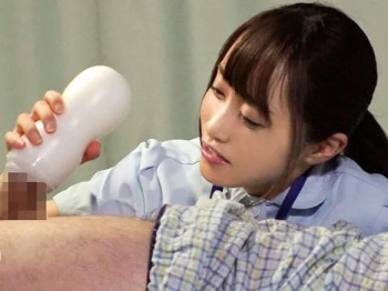 【桐山結羽】夜勤ナースの楽しみは童貞患者の欲求不満チンポいじり。オナホでシゴきまくり大量の我慢汁を分泌させ大興奮。自分自身も硬チンポを欲しくなって生挿入させピストンを強要。イカされまくったご褒美に中出しさせちゃいます。の画像