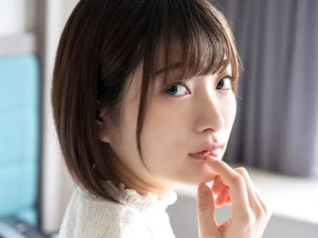 【中城葵】透明感タップリのショートカット美少女がイケメンとのエッチでドスケベな表情で感じまくり。パンストとパンツを脱がされ高速でクリを擦られ目を見つめながら絶頂。背面からのクンニにもウットリ感じてお返しの濃厚フェラ。シックスナインで舐め合いキツそうなパイパンマンコにメリメリ挿入。とにかくカワイイのにエロい表情で感じまくりイク時に見つめられるのがヤバすぎます。の画像