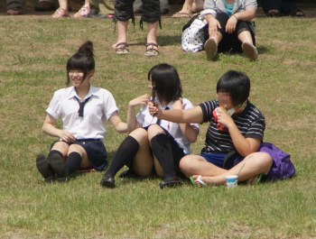 【画像】ちょっと大きめの公園に行ってみたらしゃがみパンチラの宝庫だった！の画像