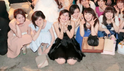 【画像】友達の結婚式の集合写真でパンチラしちゃった赤っ恥な女たちｗｗｗの画像