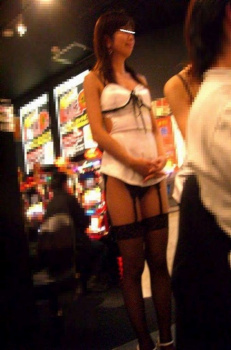 【画像】パチンコ屋の店員がやたらとエロくて思わず盗撮してしまったｗｗｗの画像
