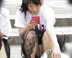 【画像】町中で無防備にしゃがみこんでパンチラしちゃうミニスカ女子たち！の画像