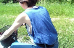 【画像】ノーブラノースリーブ女子たちの無防備すぎる脇からの乳首チラ盗撮！の画像