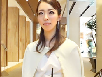 清楚な素人奥さまと思ったらパイパン♪浮気に期待するグチョ濡れマ○コを中出しハメ！の画像