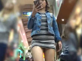 街中パンチラ盗撮！ぴちぴちタイトミニをしつこく追いかけピンクパンツ逆さ撮りの画像