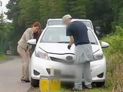 車修理中に我慢できずお漏らし！その場を離れられずズボンがびちょびちょの美人OLの画像