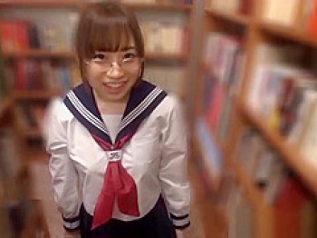 図書室で隠れてフェラチオ！チ〇ポを見せると音を出さないようにしゃぶってくれる女子の画像