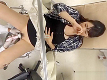 産婦人科セクハラ診察！分娩台で緊張気味の巨乳美熟女を電マでほぐしてあげる医師の画像
