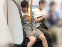 電車内逆さ撮りパンチラ！高画質でピンクパンツの柄まで見られるワンピース美少女の画像