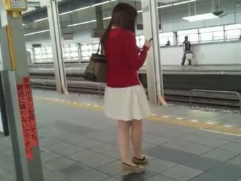 駅構内でスカートめくり！エスカレーターでむちむち下半身エロパンツを狙われる娘たちの画像