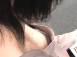 図書館で読書中胸チラ！大人しそうな顔して浮きブラからぷっくら乳輪エロ乳首丸見えの画像
