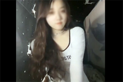 【ライブチャット】（無修正）激カワ韓国美少女がスカートを捲ってパンティ降ろし！毛深いおま〇こ丸見えクパァしちゃうｗｗｗの画像