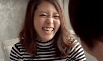 イケメンとよく笑う和やか女子の画像