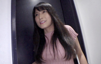 旦那との関係があまりうまくいっていないという奥様。一見真面目で大人しそうな印象も身体をよじらせセックスは激しめですの画像