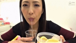 神納花さん レモンの酸っぱい匂いで大量の唾液を溜めてしまうｗの画像