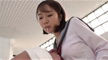 制服の渡辺まおから唾を飲まされてベロチューされる目隠しおじさんの画像