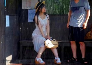 ずぶ濡れ美少女､ノーブラ透け乳首！清楚な従姉のお姉さんがフェラチオに立ちバックに野外で放尿･･･の画像