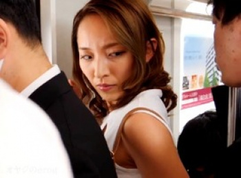 美熟女､痴漢！満員電車で欲求不満で敏感乳首の人妻がお尻に触れられ恐怖で声も出せずに･･･の画像