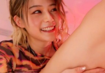 凄テク､ビッチギャル！小悪魔な彼女が背後から唾液たっぷりの手コキに乳首責めで焦らしに焦らし･･･の画像
