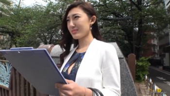 人妻ナンパ 結婚8年セックスレス奥様 自宅にお邪魔して口説いて中出し!(56分51秒)の画像
