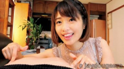 川上奈々美 友達がすぐそばで料理しているのに彼女の乳首責め手コキで射精しちゃうの画像
