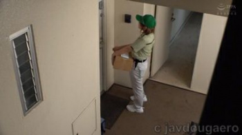 宅配BOXに仕掛けた媚薬の効果で超敏感堕ちした巨乳配達員がイキまくり！介抱するフリして中出し 推川ゆうり ゆうりの画像