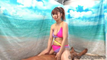 水着ギャルとデカチン男性が初対面「素股オイルマッサージ」に体験！密着即ズボ中出し 椿りかの画像