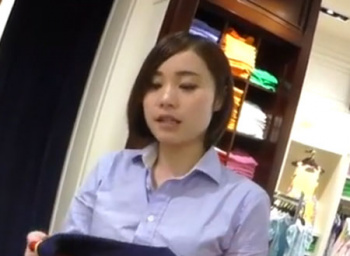 ワンピが可愛い店員のお姉さんパンチラ盗撮♪エッチ黒パンティ逆さ撮りの画像