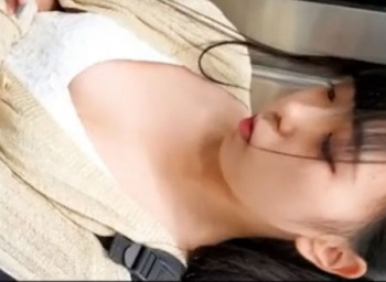電車で可愛いお姉さん胸チラ盗撮!浮きブラからおっぱい乳首隠し撮り~の画像