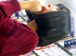 本屋で幼げ素人JK少女をパンチラ盗撮★地味なパンティ逆さ撮りした動画の画像