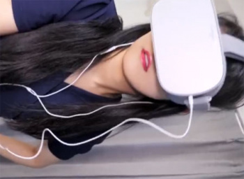 VRパンチラ盗撮♪ゲーム中の少女をスカートめくり~パンティ隠し撮りの画像