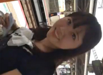 可愛いお姉さんをエスカレーターでスカートめくりパンチラ盗撮&声掛け♪の画像