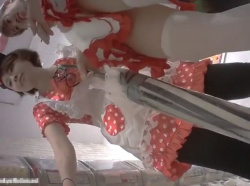 【盗撮動画】昨年のハロウィンは痴漢でバレそうになったので今年はパンチラ隠し撮りに移行したｗｗｗの画像