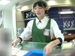 【盗撮動画】洋菓子販売コーナーの好感度抜群な美人ショップ店員のお嬢さんのパンチラ攻略！！の画像
