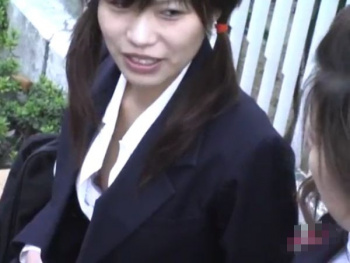【盗撮動画】露出乳首満開!街中でビーチク見えちゃってるのに気付いてない美女達の胸チラ映像wwwの画像