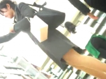 【隠撮動画】東急ハンズらしき店内でスーツ姿の美人OLのお姉さんのパンチラを逆さ撮りしてるｗｗｗの画像