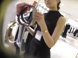 【隠撮動画】逆さHERO！オトナで美人なショップ店員のお姉さんのパンチラを危険アングルで攻略するｗｗｗの画像