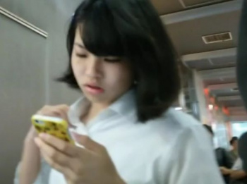 【盗撮動画】ヤバイやつじゃん!!!まだお尻も小さな制服女子校生の未成熟な下半身に捲りパンチラ！！の画像