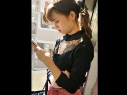 【HD盗撮動画】イイやつです！待望のラッキー乳首！電車で超絶美女の胸チラを徹底的に凝視姦ｗｗｗの画像