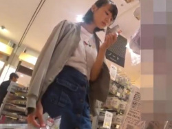 【盗撮動画】爽やか清純ピュアな私服JC美少女のパイスラからのパンチラでオカズ映像を作成したｗｗｗの画像