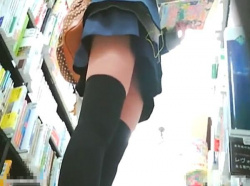 【盗撮動画】JCくらいのニーハイ制服女子校生の立ち読み中にパンチラを逆さ撮りした危険映像！！の画像