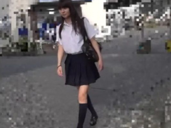 【盗撮動画】スレンダー美脚美少女の制服女子校生をストーカーして極上パンチラをGETしてるｗｗｗの画像