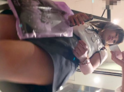 【HD盗撮動画】イイやつです！素人美人お嬢さんの桃色パンティ!!!道を尋ねる間に逆さ撮り攻略ｗｗｗの画像